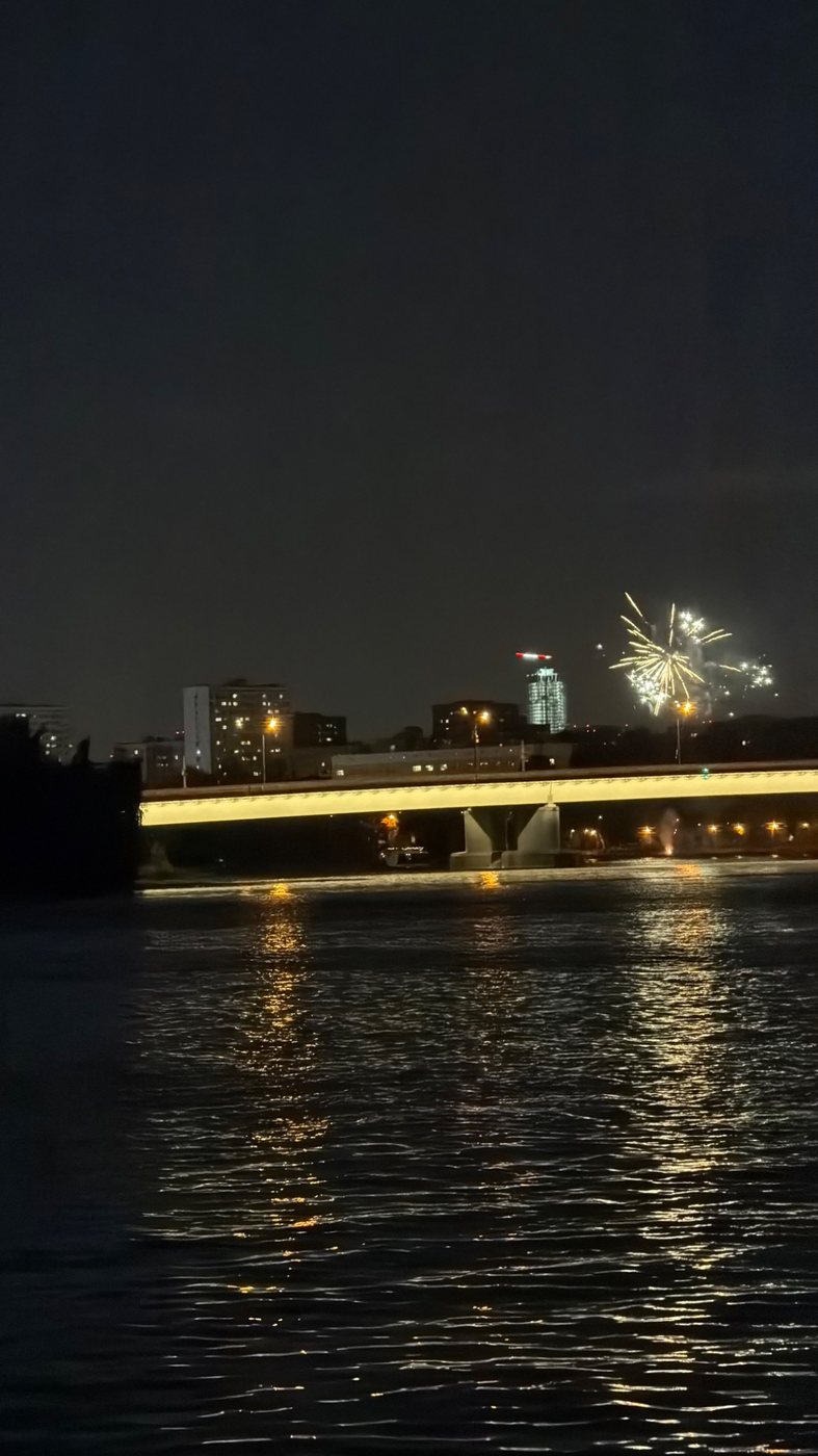 Салют над Москвой-рекой ночью